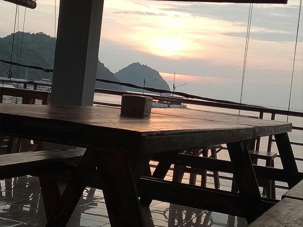 Bajo Sunset Hostel Labuan Bajo Exterior foto